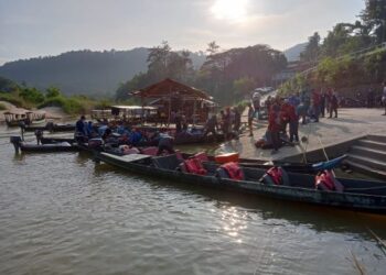 PENGUNJUNG menunggu di jeti pintu masuk ke Taman Negara untuk menaiki bot penambang bagi menginap di resort swasta di Taman Negara Kuala Tahan di  Jerantut, Pahang. - UTUSAN/HARIS FADILAH AHMAD