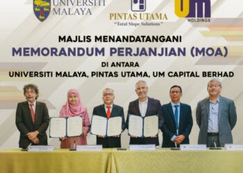 SHALIZA Ibrahim (dua kiri), Marhalim Mohamed (tiga kiri) dan Mohd. Zaid Abdul Jalil (tiga kanan) menunjukkan dokemen memorandum perjanjian yang ditandatangani di Kuala Lumpur. -
