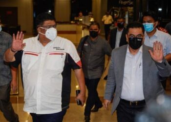 AB. Rauf Yusoh (kiri) diiringi oleh Sulaiman Md. Ali hadir ke Menara UMNO, Pusat Dagangan Dunia Kuala Lumpur malam ini. UTUSAN / AMIR KHALID