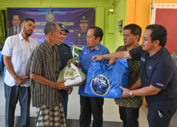 AHMAD Maslan (tiga dari kanan) menyampaikan sumbangan kepada mangsa banjir di SK Kampung La, Besut, Terengganu, hari ini. - UTUSAN/PUQTRA HAIRRY ROSLI