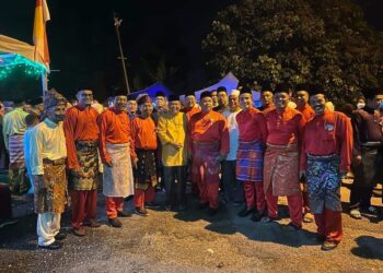 Shahril Sufian Hamdan (berdiri depan, tiga dari kanan), Ketua UMNO Bahagian Kuala Langat, Datuk Zurihan Yusop (berdiri depan, empat dari kanan)  bersama tetamu Majlis Aidilfitri UMNO Bahagian Kuala Langat dan Penduduk Kampung Jenjarom,  malam tadi. - UTUSAN/
ABDUL RAZAK IDRIS