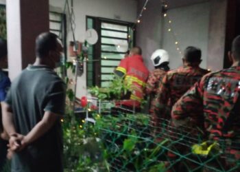 ANGGOTA bomba mengumpil pintu rumah seorang lelaki yang dikunci dari dalam selepas dipercayai mengalami tekanan akibat tidak bekerja dalam tempoh PKP di Taman Nusa Intan, Seremban, Negeri Sembilan, malam tadi.- IHSAN BOMBA