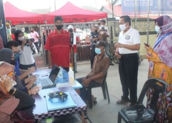 AHMAD Maslan (dua kanan) melawat PPV Bergerak Komuniti di SJK(C) Nan Mah, Parit Sikom, di Pontian, Johor. -UTUSAN/MUHAMMAD ZIKRI