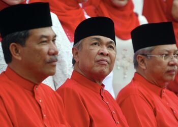 AHMAD Zahid Hamidi diapit Mohamad Hasan dan Tan Sri Annuar Musa pada Perhimpunan Agung UMNO  2018.