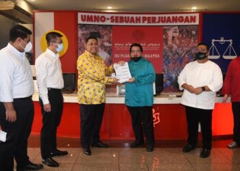 KEMASUKAN Erwan Mohd. Tahir (tiga dari kiri) dijangka mengukuhkan UMNO dan BN Putrajaya menjelang PRU ke-15 kelak. – FOTO IHSAN MEDIA SOSIAL