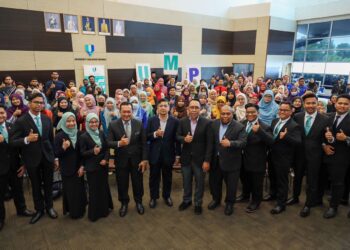 WARGA UMP menyaksikan Perutusan Menteri Pendidikan Tinggi secara dalam talian di UMP Pekan di Pekan, Pahang.