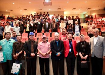 ABDUL AZIZ Abdul Rahman (lima dari kanan) bersama pengarah dan pelakon Dokumentari Pelayaran Sang Maestro di UMP Pekan di Pekan, Pahang.