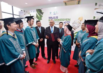 YUSERRIE Zainuddin (tengah) beramah mesra dengan graduan selepas memperkenalkan penerima anugerah dan hadiah kecemerlangan Majlis Konvokesyen Ke-17 UMP di UMP Kampus Gambang di Kuantan, Pahang.