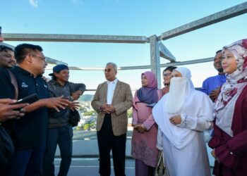 YUSERRIE Zainuddin (tengah) beramah mesra dengan pengamal media dalam. majlis berbuka puasa di Menara 188 di Kuantan, Pahang.