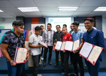 MOHD. SHARIL Abdullah (lima dari kanan) dan Ahmad Hairi Hussain (empat dari kanan) bersama peserta program Latihan Kursus Fiber Optik dalam Majlis Tamat Latihan Program Kemahiran Anak-anak Asnaf di UMP Paya Besar di Kuantan, Pahang.