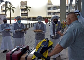 JEMAAH umrah disambut mesra ketika tiba di Lapangan Terbang Antarabangsa King Abdulaziz, Jeddah.-AFP