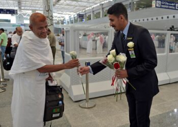 KETIBAAN jemaah haji di Lapangan Terbangan Antarabangsa Raja Abdulaziz disambut dengan kuntuman mawar oleh petugas.-AFP