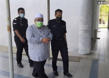 MISBAHALMUNIR Omar (tengah) diiringi anggota polis selepas dijatuhi hukuman penjara berjumlah 230 tahun di Mahkamah Majistret Sungai Petani, Kedah, di sini, hari ini. - UTUSAN/OTHMAN YAHAYA