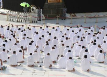 Perjalanan umrah ditetapkan bermula 8 Februari seperti yang dipersetujui mesyuarat Jemaah Menteri pada 26 Januari lalu. - AFP