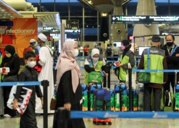 PESERTA jemaah umrah mendaftar masuk sebelum berangkat ke tanah suci untuk menunaikan umrah di Lapangan Terbang Antarabangsa Kuala Lumpur (KLIA) pada 3 November lalu.-UTUSAN/FAISOL MUSTAFA
