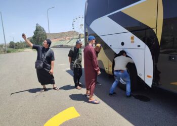 TAYAR bas dinaiki 30 jemaah umrah Malaysia dalam perjalanan dari Kota Taif ke Mekah pecah menyebabkan perjalanan mereka tergendala lebih satu jam. - FOTO IHSAN ARIPIN SAID