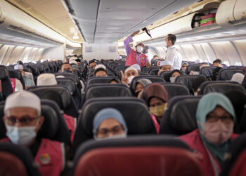 PAKAR kesihatan mencadangkan agar bukan setakat perjalanan umrah dihentikan sementara tetapi juga melibatkan urusan percutian ke negara lain dalam usaha mengekang penularan virus Omicron.  - UTUSAN/FAIZ ALIF AHMAD ZUBIR