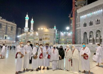 KUMPULAN pertama jemaah umrah dari Malaysia selepas pintu sempadan negara dibuka bergambar di dataran Masjidil Haram baru-baru ini. – FOTO/IHSAN EMRAZ