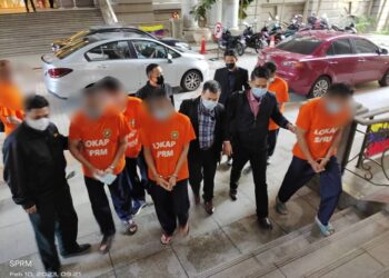 ENAM individu terdiri daripada pengarah serta kakitangan syarikat pelancongan melibatkan enam buah syarikat ditahan SPRM, di Mahkamah Majistret, Putrajaya.