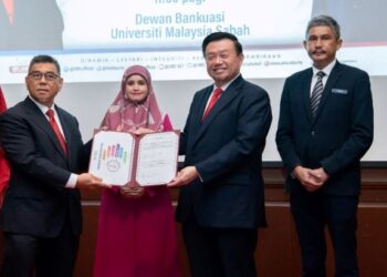 KASIM (kiri) menerima nota serah tugas daripada Taufiq (dua kanan) sambil disaksikan Nurlaila (dua kiri) dan Pendaftar UMS, Luqman Ridha Anwar (tepi kanan).