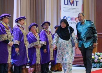 KAMARUDDIN Najib dan Azizah  sebak ketika menaiki pentas bagi menerima ijazah bagi pihak anak mereka pada majlis konvokesyen UMT ke 20 di Kuala Nerus, Terengganu semalam.