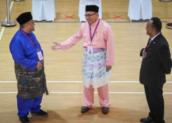 Calon-calon yang bertanding pada Pilihan Raya Kecil Dewan Undangan Negeri Slim, (dari kiri)  Mohd. Zaidi Aziz (BN),  Amir Khusyairi Mohamad Tanusi (Bebas) dan S. Santharasekaran, 29 Ogos lalu.  UTUSAN/SHIDDIEQIIN ZON