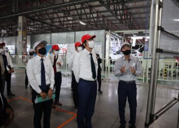 Shinzo Abe diberi penerangan mengenai operasi kilang pengeluaran UMW Toyota Motor di Bukit Raja, Shah Alam.