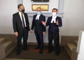 SHAMSUL Bolhassan (tengah) dan Azizan Md. Arshad (kanan) hadir di Mahkamah Tinggi Kuala Lumpur pada pendengaran permohonan 18 anak muda bagi mendapatkan kebenaran semakan kehakiman. - FOTO/NORLIZAH ABAS