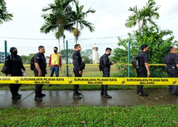 ANGGOTA polis menunggu giliran untuk mengundi di pusat mengundi awal di Kompleks Polis Tabuan Jaya, Kuching, Sarawak, pagi ini.