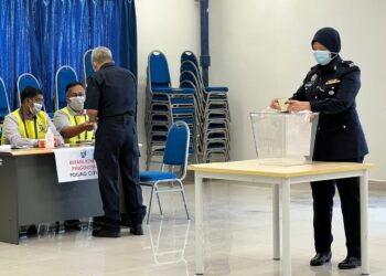 Suasana pengundian awal membabitkan pegawai dan anggota polis bagi kerusi Parlimen Puchong di Ibu Pejabat Polis Daerah Serdang, Selangor.- UTUSAN/KAMARIAH KHALIDI