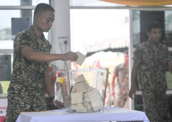 SEORANG anggota tentera mengundi awal di Batalion Ke-18 Rejimen Askar Melayu Diraja, Kuala Nerus, Terengganu. - PUQTRA HAIRRY ROSLI