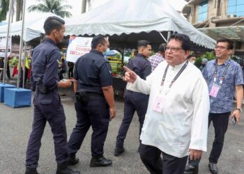 TENGKU Adnan Tengku Mansor ketika meninjau proses mengundi awal di IPD Putrajaya.- UTUSAN/FAISOL MUSTAFA