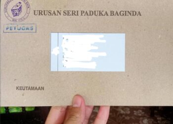 KERTAS undi pos yang baru diterima Faizal Masad di Segamat, Johor.