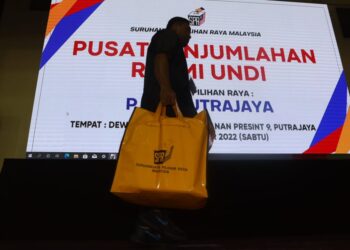 PETUGAS SPR membawa peti undi di Pusat Penjumlahan Rasmi Undi bagi Parlimen P.125 Putrajaya. - UTUSAN/ FAISOL MUSTAFA