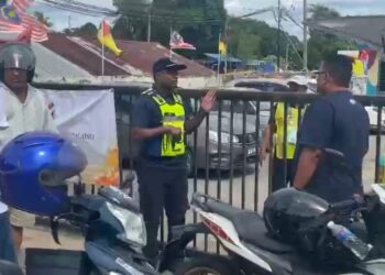 TANGKAP layar video memaparkan anggota polis menenangkan keadaan selepas beberapa individu tidak dibenarkan mengundi di  Balai Raya Melang, Kampung Gemuruh, Kuala Pilah.