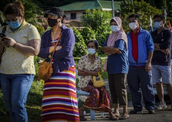 Rakyat Sabah terpaksa keluar mengundi ketika pandemik Covid-19 masih belum reda, pada Pilihan Raya Negeri itu September lalu -MINGGUAN/SHIDDIEQIIN ZON
