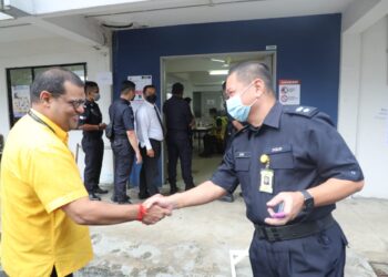 J.R. DEEPAK Jaikishan meninjau proses pengundian awal di Kompleks Perumahan Ibu Pejabat Polis Daerah (IPD) Klang Selatan, Klang, Selangor.- UTUSAN/ ISKANDAR SHAH MOHAMED