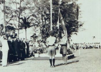 GAMBAR kenangan Shamsudin Ahmad bersama Allahyarham Jalaludin Ibrahim dan Allahyarham Muhaimin Mohd. Amin sewaktu menaikkan bendera Persekutuan Tanah Melayu pada 31 Ogos 1957 di Pontian, Johor.