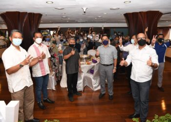 FADZLI Adam (dua, dari kanan) dalam program Ngeteh Bersama Media di Kuala Terengganu, semalam.
