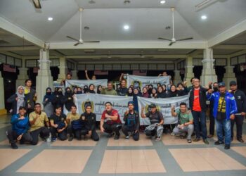 PELAJAR dan kakitangan UniSZA yang menyertai misi bantuan bencana banjir bergambar sebelum berlepas ke Baling, Kedah, malam tadi.