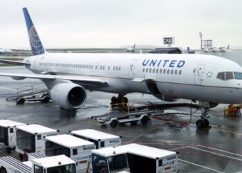 PENULARAN wabak Covid-19 menjejaskan kebanyakan syarikat penerbangan termasuk United Airlines yang mahu memberhentikan lebih ramai pekerja jika tidak mendapat bantuan daripada kerajaan. – AFP