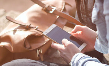 Bukan sedikit video mengenai pemandu yang melakukan benda lain sewaktu atas kenderaan.  - GAMBAR HIASAN.