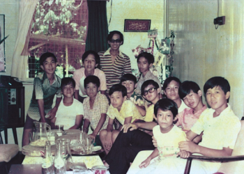 PENULIS (dua dari kiri) ketika di tingkatan dua bersama rakan-rakan sekolah mengunjungi rumah Cikgu Ibrahim (baris belakang, bercermin mata) semasa Hari Raya Aidilfitri.