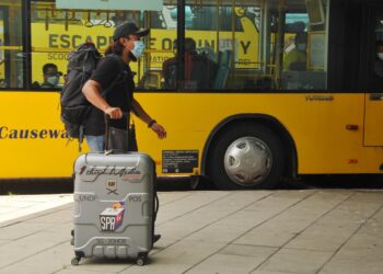 MOHD. Hafeez A. Jaz membawa bagasi berisi undi pos rakyat Malaysia di Singapura untuk dihantar ke SPR menjelang PRN Johor melalui VT L darat di Larkin Sentral, Johor Bahru. - UTUSAN/RAJA JAAFAR ALI