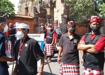 HULUBALANG setempat dan polis mengawal ketat upacara pindah agama di Bali. - AGENSI