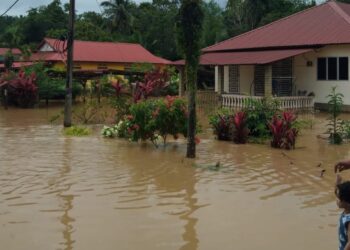 BEBERAPA buah rumah di tanah rancangan Felda Kota Gelanggi Satu dan Tiga dilimpahi air banjir melibatkan mangsa berpindah ke PPS Sekolah Kebangsaan (SK) Felda Kota Gelanggi Satu di Jerantut, Pahang. - FOTO /IHSAN APM PAHANG