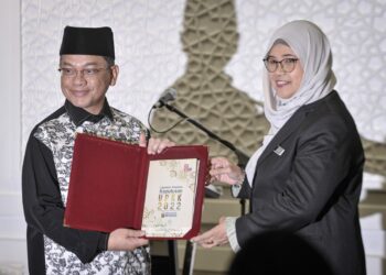 MOHD Na’im Mokhtar menerima laporan analisis keputusan UPKK 2022 di Kompleks Islam Putrajaya. - UTUSAN/FAIZ ALIF ZUBIR