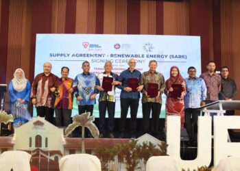 MD. Amin Md Taff (lima dari kiri) menunjukkan dokumen perjanjian membina panel solar PV pada majlis di kampus UPSI di Tanjung Malim semalam. - UTUSAN