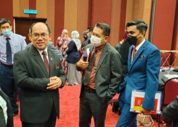 Marzita Puteh (kiri) berkongsi pandangan dengan Mohammad Shatar Sabran (dua dari kiri) mengenai penawaran kursus micro-credentials di UPSI, Tanjung Malim, semalam.