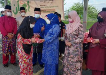 Rosni Sohar (tiga dari kanan) menyampaikan bubur lambuk kepada mahasiswa pada program Imarah Ramadan di Pusat Pelajar, Kampus Sultan Azlan Shah (KSAS) dekat Tanjung Malim semalam.